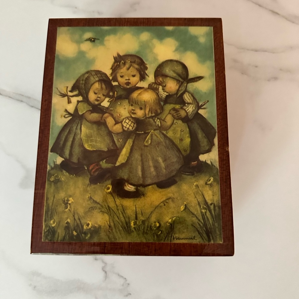 REUGE MUSIC JEWELRY BOX "Strangers In The Night" Hummel Swiss Tags Italy WORKS
